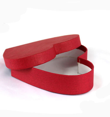 جعبه هدیه رنگارنگ کاغذی شکل قلب با ورنیک