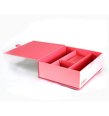 جعبه هدیه رنگارنگ کاغذی شکل قلب با ورنیک