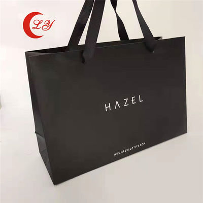 کیسه های کاغذی هدیه سیاه با لوگو خود را از مواد بازیافت شده ساخته شده است