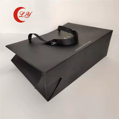 کیسه های کاغذی هدیه سیاه با لوگو خود را از مواد بازیافت شده ساخته شده است