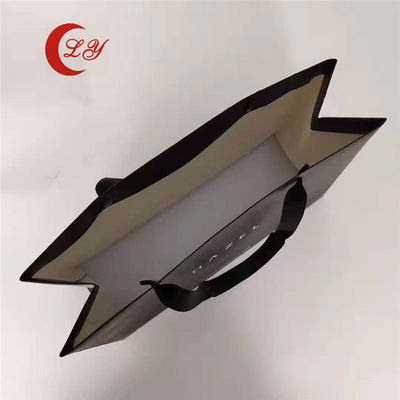 کیسه های کاغذی هدیه سیاه با لوگو خود را از مواد بازیافت شده ساخته شده است