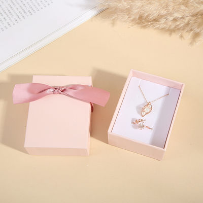 جعبه جواهرات صورتی کودک با لوگو حلقه گردنبند گوشواره دستبند بسته بندی کارتونی