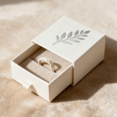 جعبه‌های انگشتر با لوگوی سفارشی لوکس قدیمی، مقوای عاجی با آستر اسفنجی مخملی، مهر زنی، ورنی زنی، پوشش UV، چاپ و بسته‌بندی