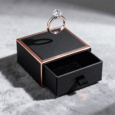 جعبه‌های انگشتر با لوگوی سفارشی لوکس قدیمی، مقوای عاجی با آستر اسفنجی مخملی، مهر زنی، ورنی زنی، پوشش UV، چاپ و بسته‌بندی