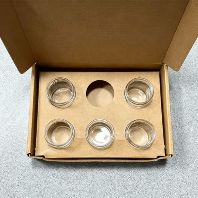 جعبه بسته‌بندی هدیه مقوایی کرافت 6 تایی سفارشی برای شمع معطر 2 اونسی با فویل طلایی و چاپ لمینیت مات